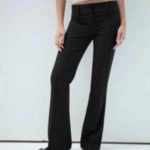 Super low waist flare suit pants  - Supersnygg kostymbyxa från Nelly, Stl 36, helt slutsåld på hemsidan i alla storlekar. Dem är helt oanvända och i orginalförpackningen. SJUKT SNYGGA! 