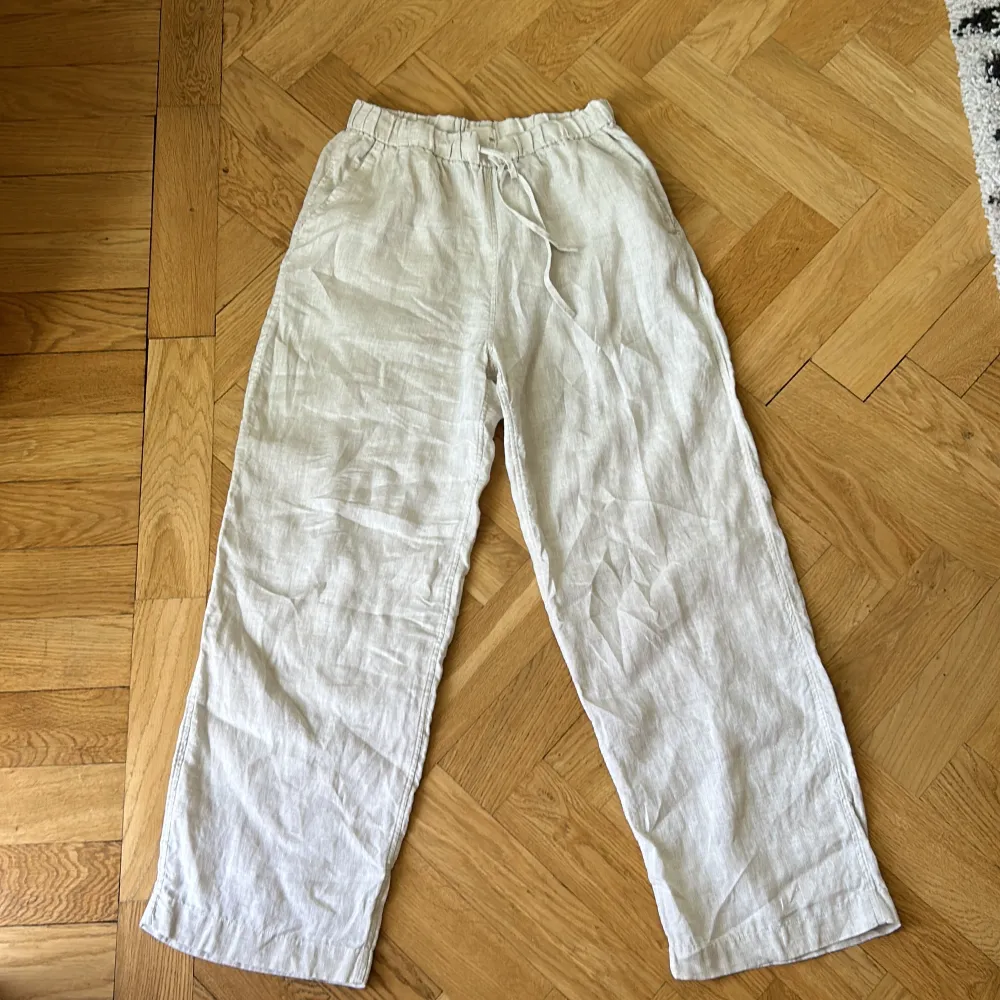 Linnebyxor från Arket. 100% linne. Använda en gång. Strl S. Raka ben.   Produkt id: 1068990-002 (om du vill ser fler bilder från Arkets hemsida). Jeans & Byxor.