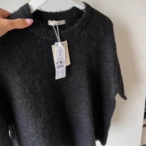 Stickad tshirt  - Stickad tshirt ifrån Gina. Aldrig använd då den är för stickig för mig. Prislapp kvar. 