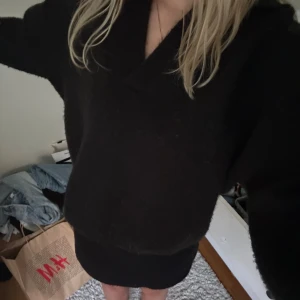 Stickad tröja  - Svart stickad topp från Zara med v-ringning i bra skick! Perfekt till hösten🩷
