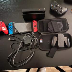 Säljer nu detta Nintendo switch som fungerar helt utan bekymmer och köptes in för bara något år sedan . Till nintendot tillkommer allt på bilden  Konsolen  Laddstation 1 kontroll  Nintendo sports  Skärmen  Och sladdar som behövs   Pris kan diskuteras