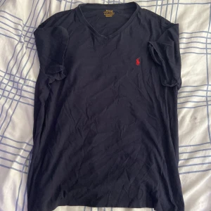 Ralph Lauren  - Säljer en Ralph Lauren t shirt i XL mycket bra skick och skönt material skriv om ni har frågor eller funderingar 