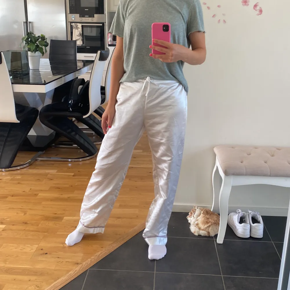 Underbara pyjamasbyxor i stl S, kan möjligtvis också passa xs. Vit färgad. 100% polyester, känns silkeliknande. Lent och fint. Rekommenderar!! Samfraktar gärna. Säljer pga garderobrensning.Kika gärna på mina andra annonser, säljer mycket.. Farkut & Housut.