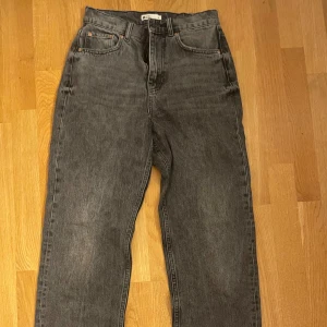 Jeans ginatricot - Ett par midwaist jeans från ginatricot bra skick! 🩷