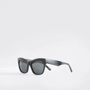 Svarta solglasögon från Filippa K - Snygga svarta solglasögon från Filippa K x Chimi med en stilren design. Unisex solglasögon designade i Stockholm och producerade av CHIMI glasögon. Tillverkad av förstklassigt italienskt acetat med metallbeslag och 100 % UV-skyddade linser. Tillsammans med en logotyp-präglad fodral samt en återvunnen polyester förvaringspåse. Nypris är 4100kr. De är HELT oanvända!