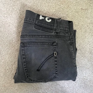 Dondup Slim Jeans - Säljer nu mina dondup jeans som är av modellen slim, dom sitter som "George". Dom är i storlek W31. Nypris ca 3500kr mitt pris 1200kr.