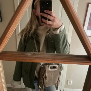 Grön jacka  - Grön militär jacka med cool text på ryggen! 