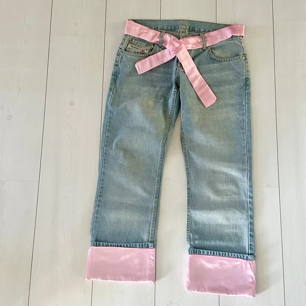 Ankellånga söta jeans med rosa detaljer. Väldigt bra skick. Personen på bilden är 176 cm lång.. Jeans & Byxor.