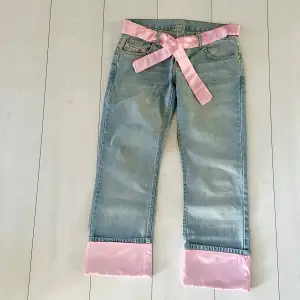 Ankellånga söta jeans med rosa detaljer. Väldigt bra skick. Personen på bilden är 176 cm lång.