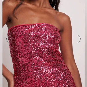 Paljettklänning NA-KD - Bra skick!💗 Perfekt till festliga tillfällen☺️ Nypris 449 kr