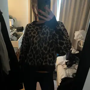 Supersnygg leopard stickad tröja från NA-KD.🐆🐆