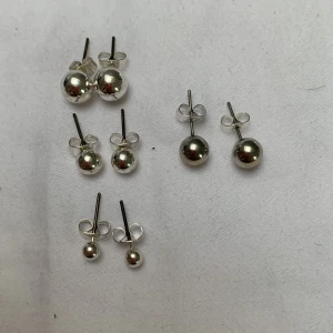 Metal örhängen - Dom tre på rad är i set och lite mer glimmrande är dom ensama