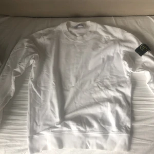 Vit stone island sweatshirt  - Knappt använd, Vit stone island sweatshirt, köpt på NK Göteborg