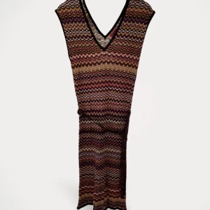 lindex x Missoni klänning  - Klänning från Lindex x Missoni.  Storlek: Small Material: Viskos Helt ny, men utan prislapp.  Kommentar från säljaren: Mönstrad ärmlös Lindex x Missoni klänning. Aldrig använd.