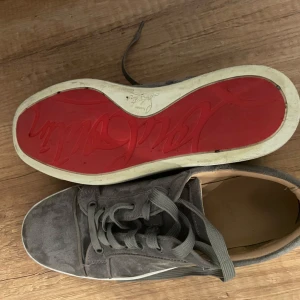 christian louboutin - Snygga grå loubs i mocka med en najs röd sula. Skorna har snörning och en bekväm passform. Perfekta för en stilren look. 