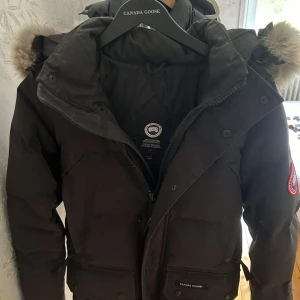 Svart dunjacka från Canada Goose - Säljer en svart dunjacka från Canada Goose med pälsdetaljer på huvan. Storlek S men passar också M. Kvitto finns tillgängligt i dm