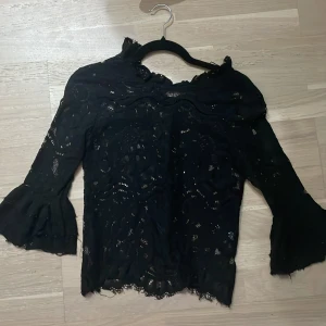 svart blus  - Säljer denna fina tröja då den ej kommer till användning längre. Väldigt fint mönster och med volanger längst ut på armarna. Pris kan diskuteras!❤️