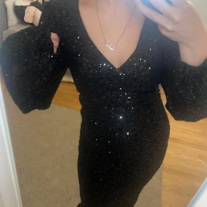 Nyårsklänning - Snygg klänning från gina. Passar perfekt till nyårsfirandet 💋 helt ny!