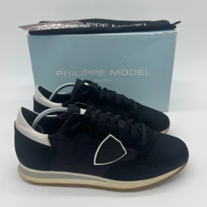 PHILIPPE MODEL TRPZ  - - Philippemodel TRPZ - Skick: 9,5/10 - Tillbehör: Box - Storlek 40, sitter mer som 41 - Nypris ca 3700kr // Deluxecloset