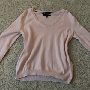 Ljusrosa tröja från GANT - Säljer en stilren ljusrosa tröja från GANT i premium bomull. Tröjan har en v-ringad hals och trekvartsärmar, perfekt med jeans och även mjuka kläder, den passar nästan allt och jag säljer eftersom att den inte kommer till användning💗💗💗💗