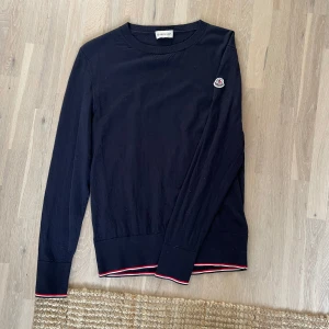 Moncler stickad tröja  - Riktigt fräsch Moncler stickad tröja. Skick 9.5/10 inga defekter alls. Storlek M passar S. Vid övriga frågor bara skriv🤝