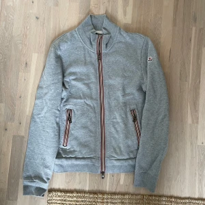 Moncler maglia cardigan  - Moncler zip up. Skick 8/10. Ena fickan är lite sliten annars är koftan i perfekt skick. Storlek L men passar M. Vid frågor bara skriv🤝