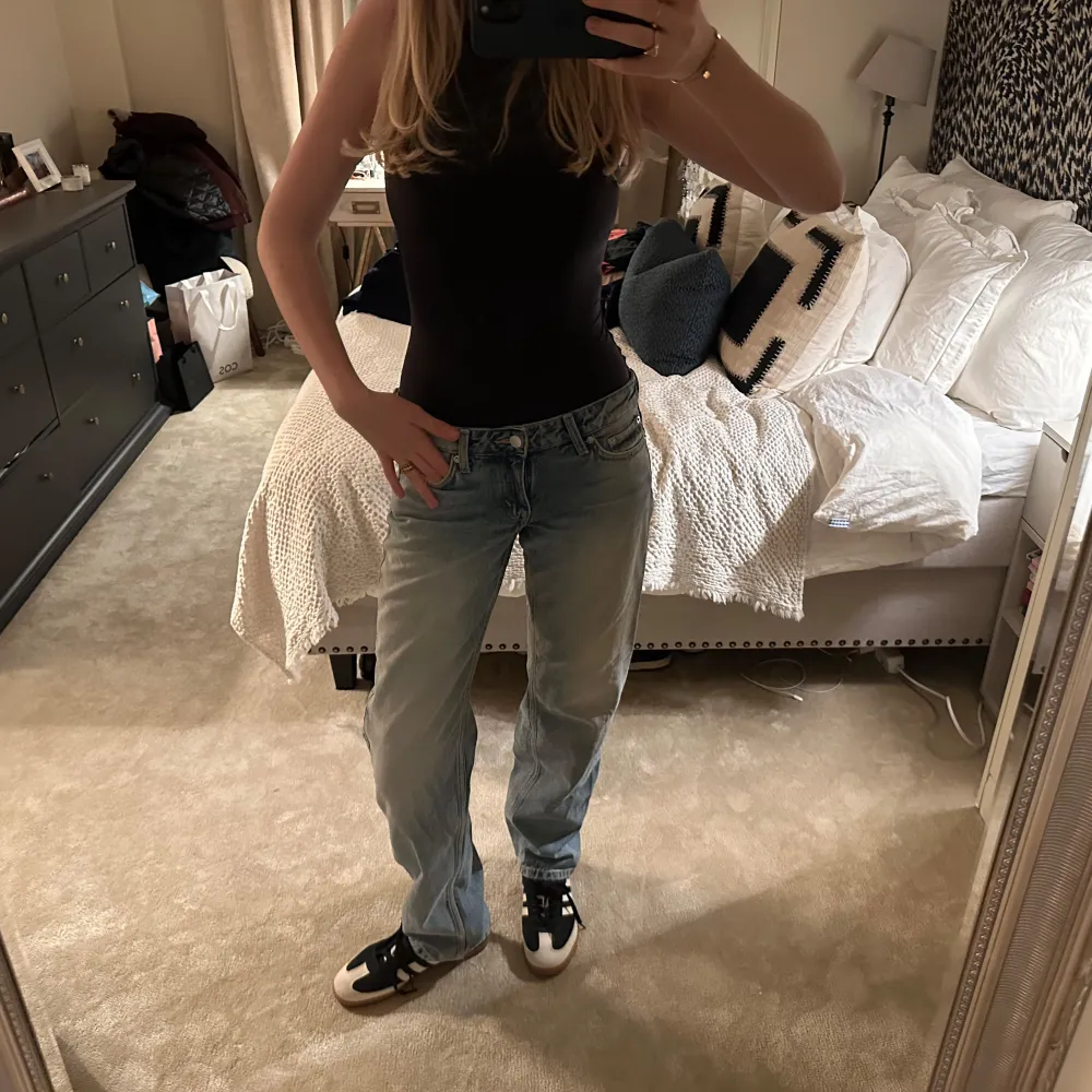 Snygga ljusblå jeans med en straight passform. W27 L34. De har en klassisk design med fem fickor och knappgylf. Perfekta för en avslappnad stil.. Farkut & Housut.