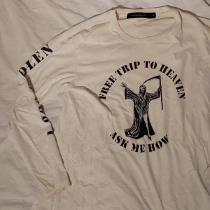 Vit långärmad från Stolen Girlfriends Club - Säljer en vit långärmad tröja från Stolen Girlfriends Club. Tröjan är lite missfärgad utöver det så är den i fint skick!