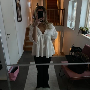 Blus - Vit blus. Aldrig använd 