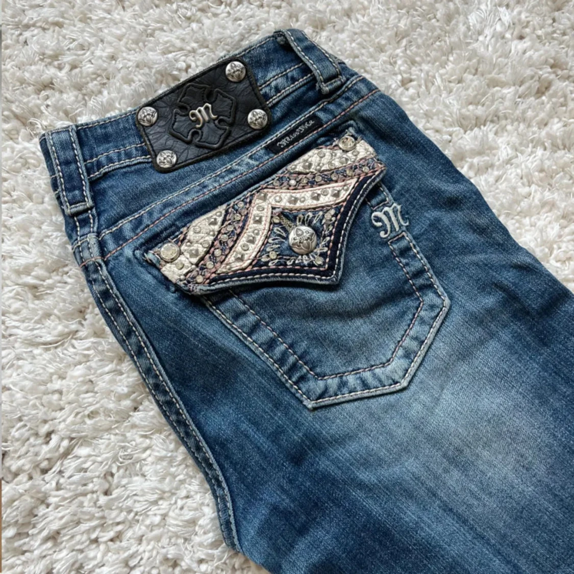 Blå jeans med dekorerade bakfickor från Miss Me - 91