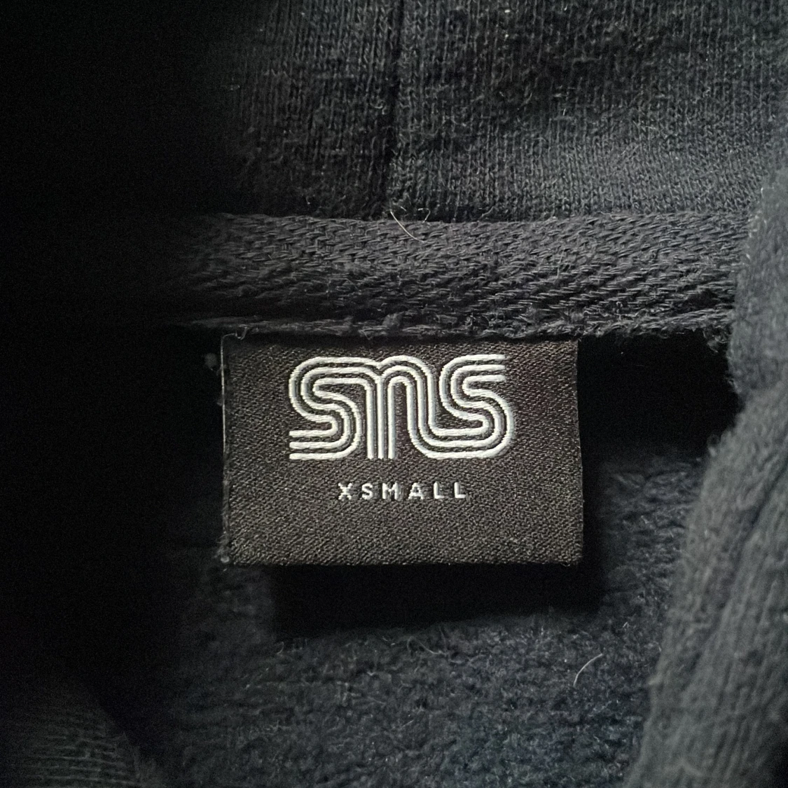Svart hoodie med ormtryck från SNS - 92