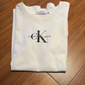 Vit t-shirt från Calvin Klein Jeans - jag säljer en calvin Klien t-shirt. Ny skick och nästan aldrig andvänd.
