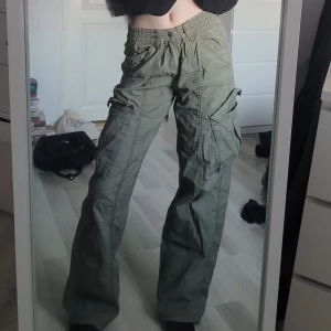 Gröna cargobyxor - Säljer ett par gröna cargobyxor. Med två stora fickor på framsidan. Är i fint skick.