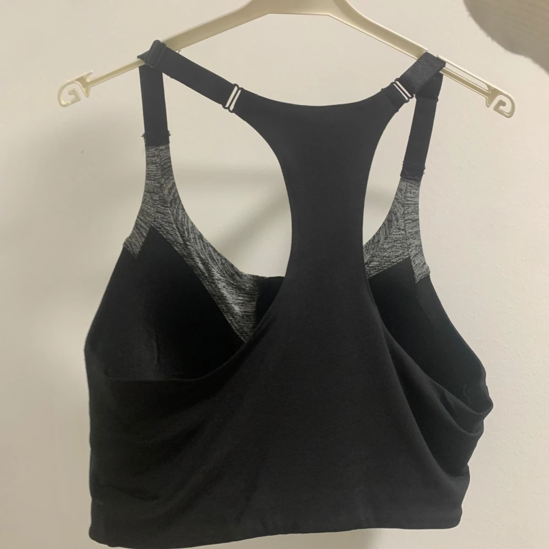 Svart sport-bh med dragkedja - 90