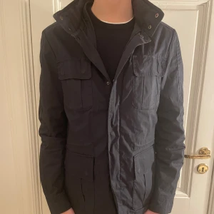 Zara fieldjacka  - Säljer denna feta marinblåa Field jacka från märket Zara! Inga defekter, storlek M. Hör av er vid eventuella frågor 