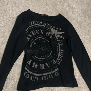 Superskön Svart långärmad topp från Ze-Ze i S/M - Säljer en svart yk2 långärmad topp från Ze-Ze i jätte bra skick med tryck framtill💕. Är i storlek M men passar mig bra som har storlek S. Inte super tunn men inte super tjock heller nått där emellan.