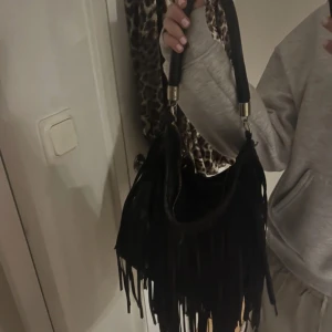 Väska  - Säljer denna väskan som inte kommer till användning. Handtagen har börjat flagna lite så därav billigt pris:)