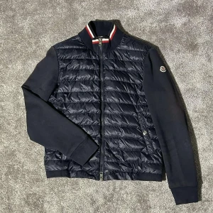 Moncler Cardigan - Säljer en Moncler Cardigan som jag budade hem, var alldeles för liten för mig dock! Storlek M, äkta, bra cond, flaw på armen