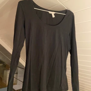 Långärmad tröja  - Svart långärmad tröja från HM. Urringad. 