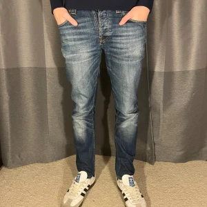 Nudie jeans grim tim - Tja! Säljer detta riktigt snygga paret jeans från Nudie!| Modell: Grim Tim| Mycket gott skick på jeansen!| Vårat pris är budgivning från 699kr! Vid minsta fråga tveka inte att kontakta oss!| //JeansLabbet