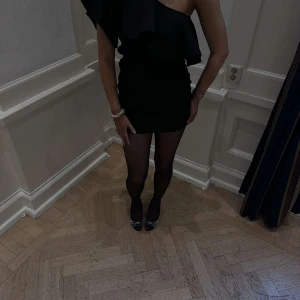 Svart oneshoulder klänning  - Svart one shoulder klänning perfekt till nyår