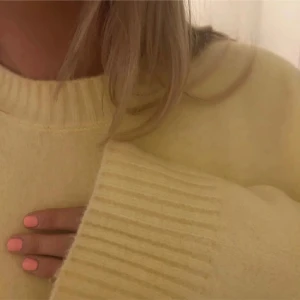 Gul stickad tröja - Mysig gul stickad tröja med rund hals och långa ärmar. Bilder från förra ägaren💗