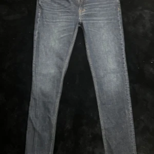 Acne Studios mörkblå jeans - Hej! Jag säljer nu dessa mörkblå Acne jeans. De är slim fit, storlek 31/32. 