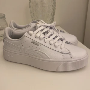 Skor  - Snygga puma skor, aldrig använda, nypris ca 700 och säljer för 500, har en fläck på snöret men försvinner om man bara tvättar lätt
