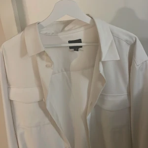 Vit overshirt från HM - Stilren overshirt, använd en gång .