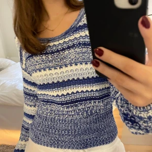 Blå och vit stickad tröja - Jättesnygg blå och vit stickad tröja. Perfekt både under vintern och för sena sommarkvällar! 