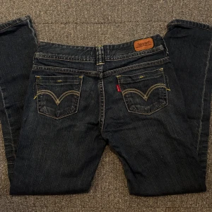 Lågmidjade jeans - Ett par fina lågmidjade jeans från Levis! Det står ingen storlek men måtten på nyckerna är Längd 70 Midja 67☺️
