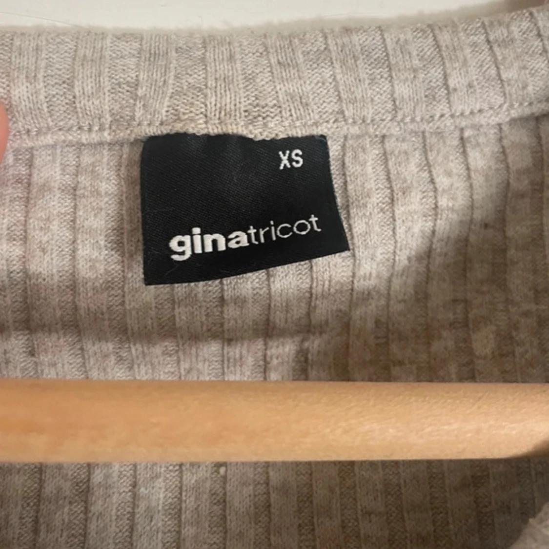Grå ribbad kofta från Gina Tricot - 90