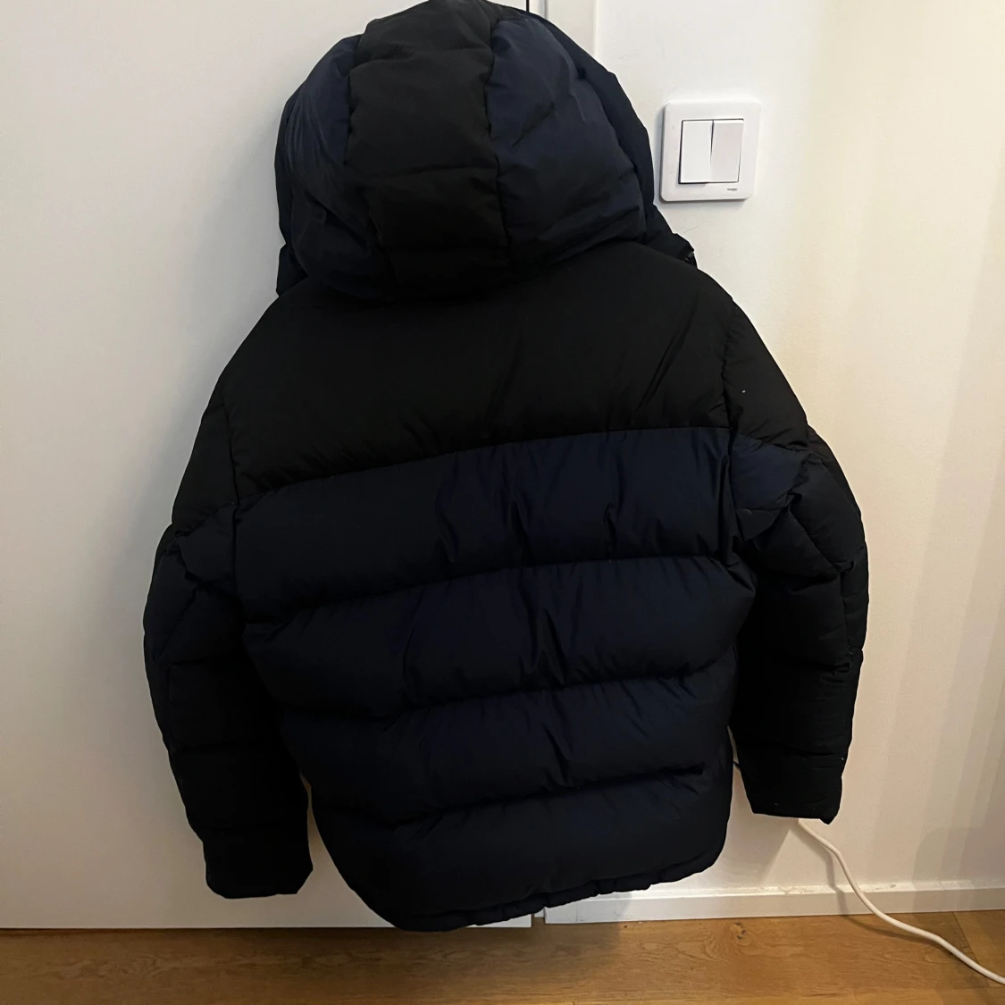 Svart dunjacka från Peak Performance - 90