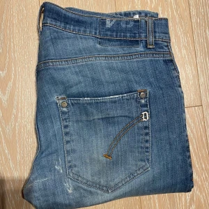 Dondup Jeans - Storlek 34 - Säljer dessa snygga Dondup jeansen med fräscha slitningar! Storlek 34 | Skick 9/10 | Färg Blå | Perfekta till vintern och hösten! Hör av er i PM vid intresse!